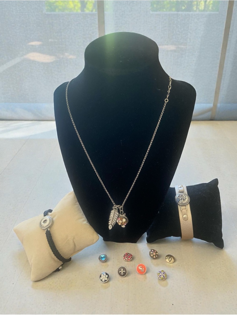 Ginger snap necklace with 2 bracelets, 1 necklace and 10 snaps.